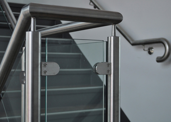 China Trilhos de vidro personalizados da escada do projeto, trilhos de vidro de aço inoxidável da estética fornecedor